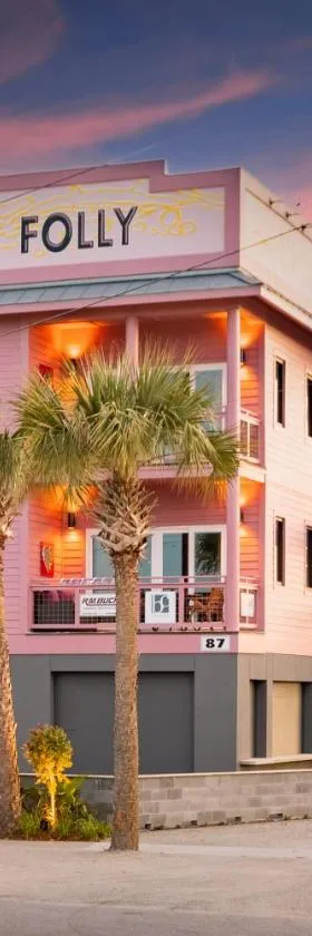 Hotel Folly with Marsh and Sunset Views，位于富丽海滩的酒店