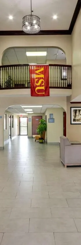 贝斯特韦斯特大学套房酒店，位于威奇托福尔斯的酒店
