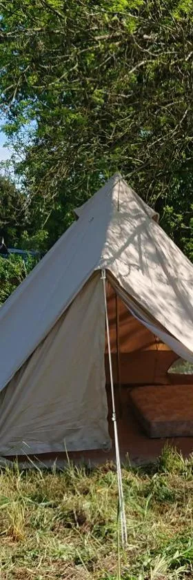 Tente en permaculture pirate，位于Creysse的酒店
