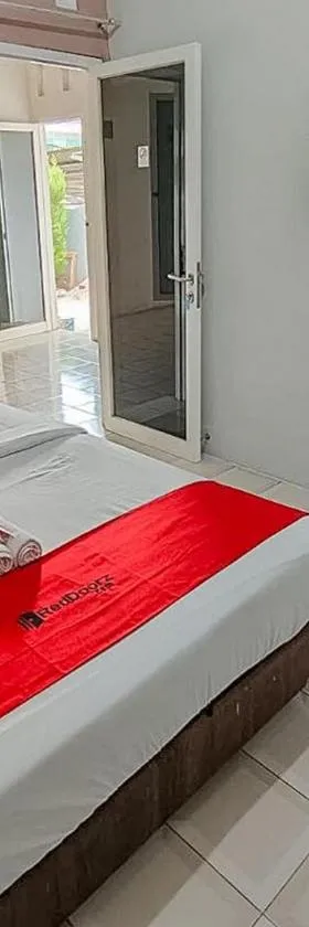 RedDoorz near Alun Alun Batu 2，位于巴图的酒店