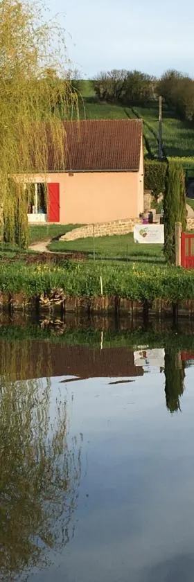 Calme au Canal de Centre，位于Dennevy的酒店