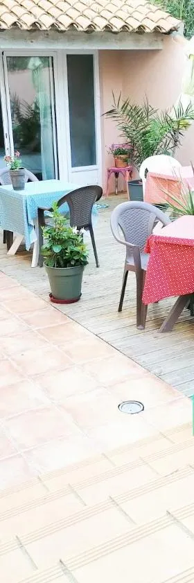 Hotel & Cantine De La Plage，位于莱萨布勒-多洛讷的酒店
