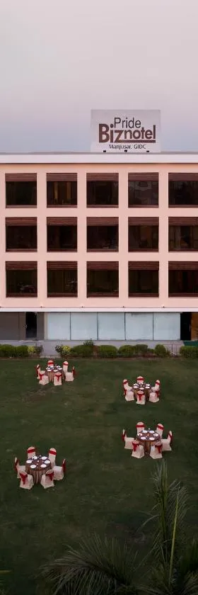 Pride Biznotel Manjusar Vadodara Near Sokhda Lake，位于巴罗达的酒店