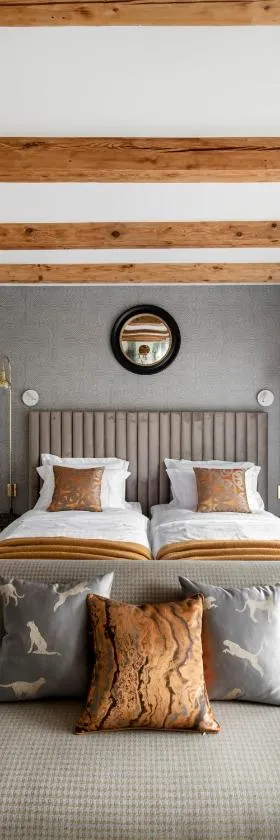 Suite with private bathroom at three bedroom interwar Villa Grabyte with daily spaces to share by pine forest on the bank of the river- 8min by car from old town，位于考纳斯的酒店