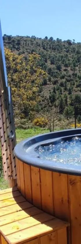 Esencia Lodge - luxurious off-grid cabin retreat，位于阿尔姆尼卡的酒店