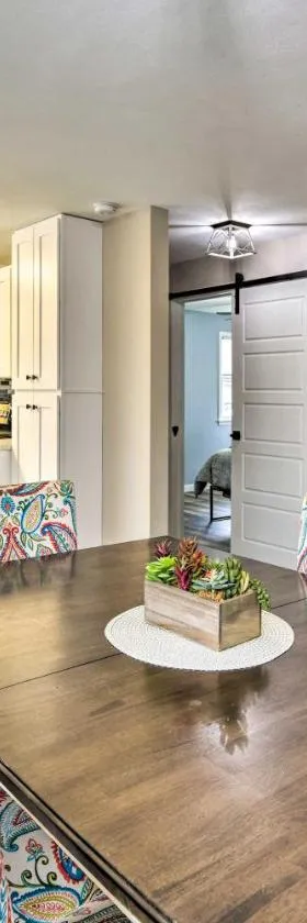 Walk to Lake Pepin Charming Retreat with Deck，位于Pepin的酒店