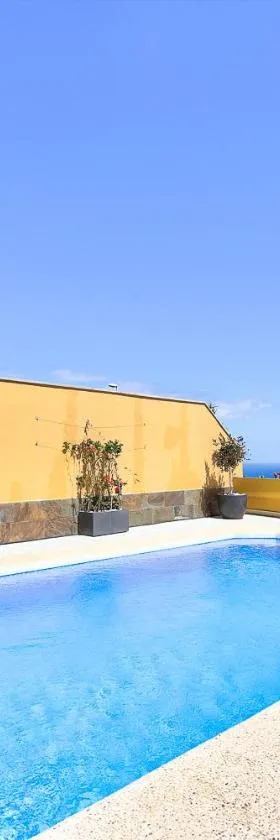 Villa Galasol with heated pool，位于拉达祖尔的酒店