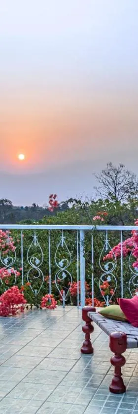 SaffronStays Sunglade, Kashid - ocean-view villa near Kashid Beach，位于Nandgaon的酒店