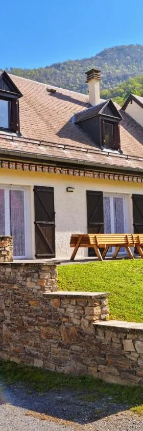 Grande villa avec jardin privatif - Bagnères de Luchon，位于Juzet-de-Luchon的酒店