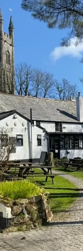 The Crown Inn，位于Lanlivery的酒店