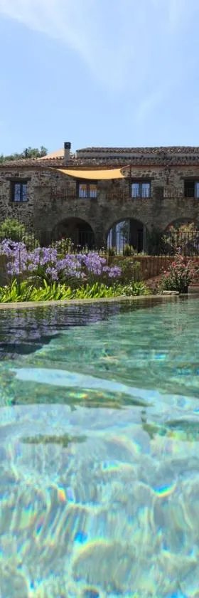 LE MAS DES COLOMBES Chambres d'hôtes B&B & SPA，位于Oms的酒店