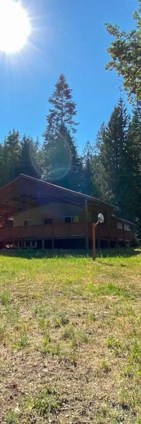 Private 2-Acre Retreat with MTN Views, Walk to River，位于Saint Maries的酒店