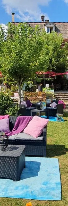 Logis Hôtel Hostellerie Saint-Jacques，位于Saint-Saud-Lacoussière的酒店