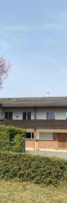 绿叶郊区公寓，位于Kehrsatz的酒店