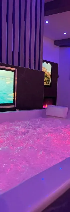 Chic & Jacuzzi，位于日沃尔的酒店