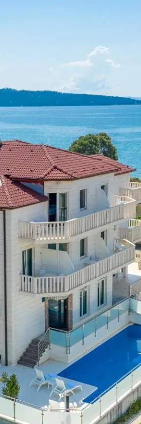 Hotel Riva Kaštela with swimming pool，位于卡什泰拉的酒店