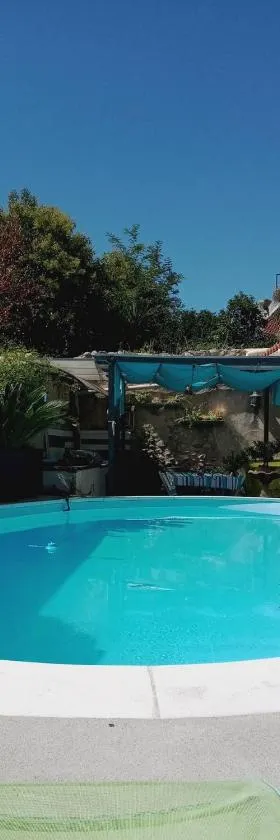 BELLE MAISON DE CARACTERE Dans VILLAGE et sa PISCINE Privée 7 PERS- 3 Chambres - 12 Rue Emile Zola，位于Millas的酒店