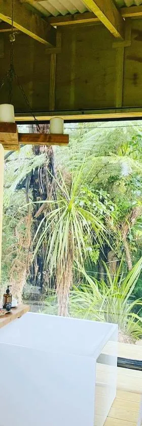 The kauri Tree Pod - Off Grid Experience，位于莱文的酒店