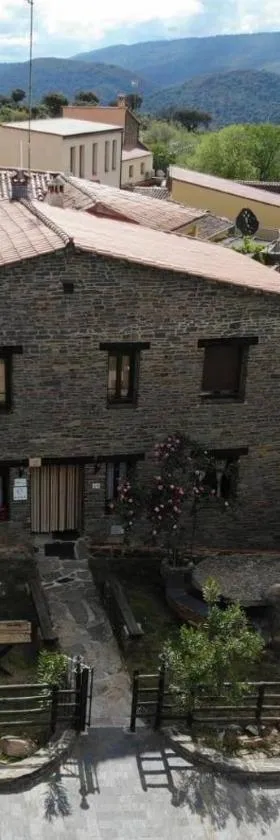 Casa Rural Al-Mofrag y Apartamentos El Mirador de Monfragüe，位于比利亚雷亚尔圣卡洛斯的酒店