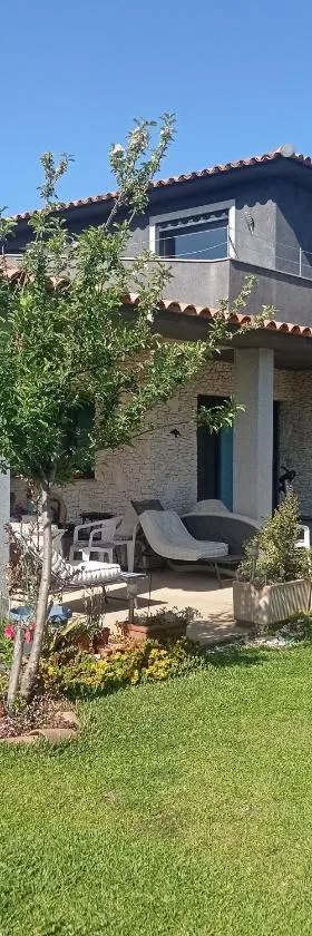 Chez J, appartement à l'étage, T3，位于Lecci的酒店