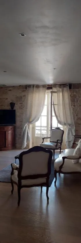 L'Appartement de la MAISON BLEUE，位于维勒雷阿勒的酒店