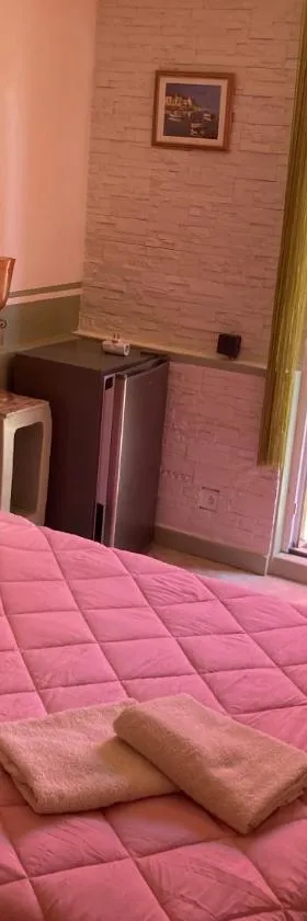 chambre double avec salle de bain privée，位于莫纳奇亚道勒内的酒店