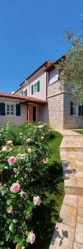 Luxury VILLA LE ROSE，位于波雷奇的酒店