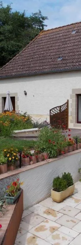 Gîte de charme rural avec terrasse, jardin privé, chevaux à proximité et équipements modernes - FR-1-489-213，位于Neuvy的酒店
