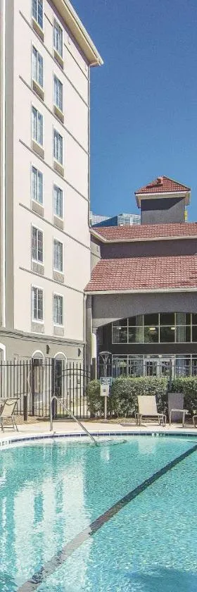 亚特兰大普瑞米特医疗中心拉金塔套房酒店，位于亚特兰大的酒店