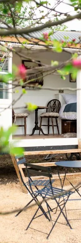 Drift View Shepherds Hut，位于梅尔顿莫布雷的酒店