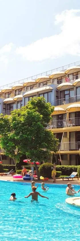 Hotel Koral，位于圣君士坦丁和海伦那的酒店