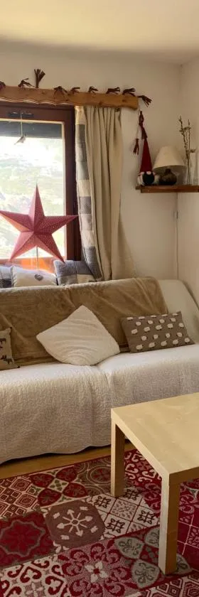 APPARTEMENT COSY ET ENSOLEILLÉ REBERTY 2000 VUE MONTAGNE，位于Levassaix的酒店
