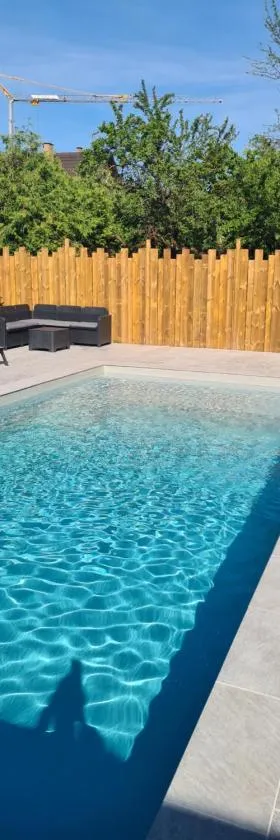 Logement privé dans une Villa avec piscine，位于Dalhunden的酒店