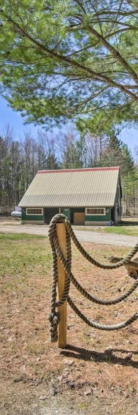 6 Mi to Shingleton Manistique Home with Yard!，位于马尼斯蒂克的酒店