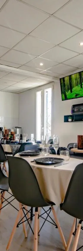 Le Work&Play - Logement spécial séminaires, vacances, repas.，位于克莱蒙莱罗的酒店