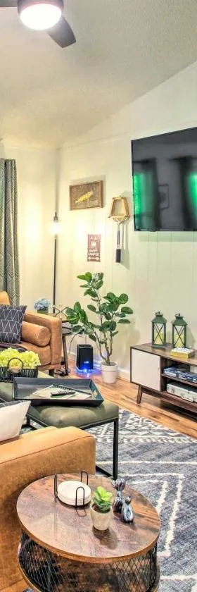 Deck and Resort Amenities Hot Springs Home!，位于温泉城的酒店