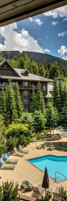 Blackcomb Springs Suites by CLIQUE，位于惠斯勒的酒店
