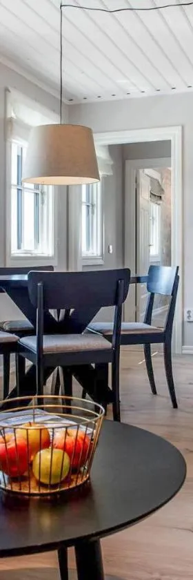 Nyrenoverat gårdshus på havstomt med hög standard，位于恩舍尔兹维克的酒店
