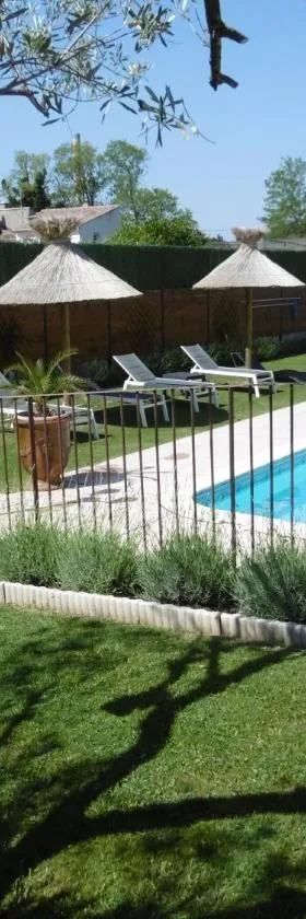 Les chambres d'hôtes d'Eloïse, piscine privée，位于Aramon的酒店