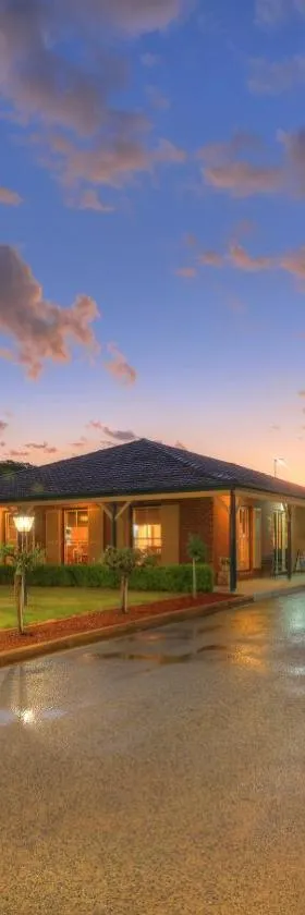 Bushman's Motor Inn，位于帕克斯的酒店