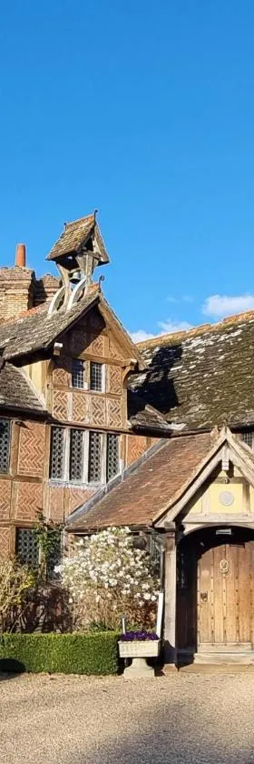 Langshott Manor - Luxury Hotel Gatwick，位于霍利的酒店
