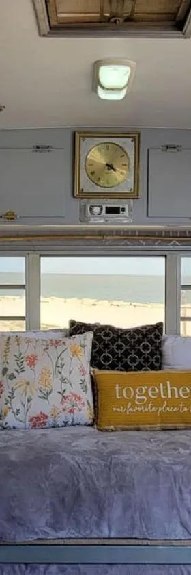 Maggie At The Beach - 1973 Vintage RV，位于拉瓦卡港的酒店