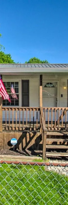 Dog-Friendly Fayetteville Home with Hot Tub!，位于费耶特维尔的酒店