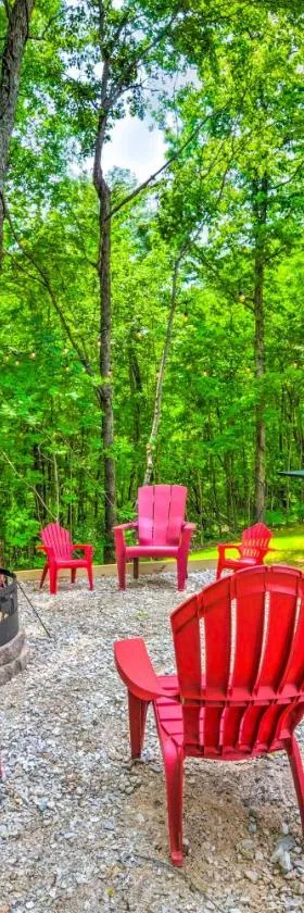 Almost Heaven Too 50-Acre Escape with Pond!，位于Brownsville的酒店