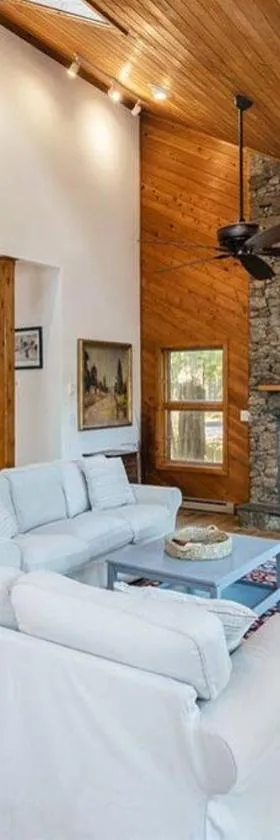 7th Hole Chalet at Wintergreen Resort Hot Tub, Sauna & 3 Fireplaces，位于Wintergreen的酒店