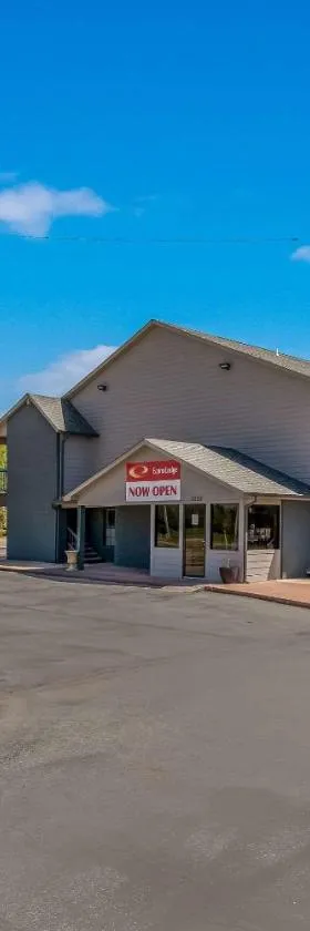 Econo Lodge Inn & Suites，位于Enid的酒店