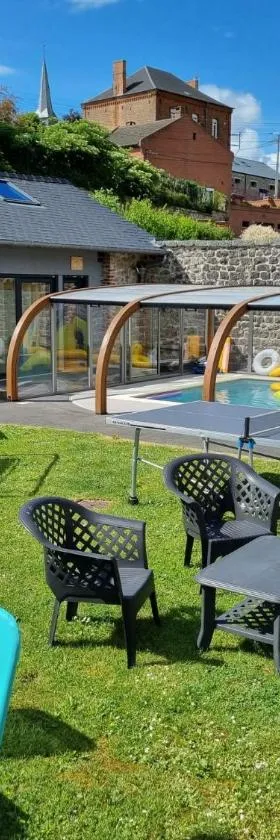 Duplex Swimming Cats，位于Saint-Hilaire-sur-Helpe的酒店