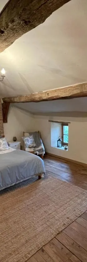 Beautiful Cottage with private plunge pool/Hot Tub - 40 mins from Puy du Fou，位于La Chapelle-Saint-Étienne的酒店