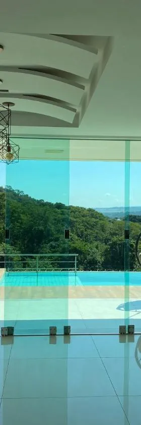 Sobrado piscina bem localizado 5 min do Flamboyant，位于戈亚尼亚的酒店