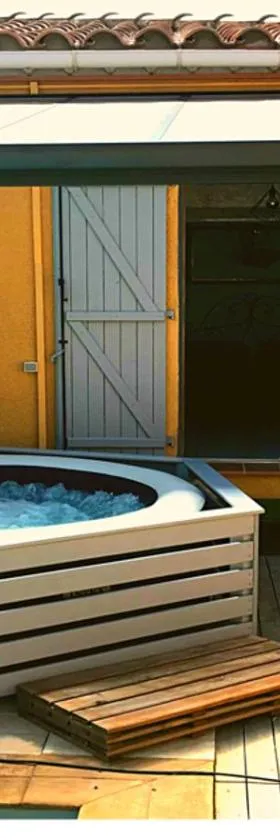 SUITE SPA PRIVATIF extérieur 66 Perpignan Nord，位于Pia的酒店